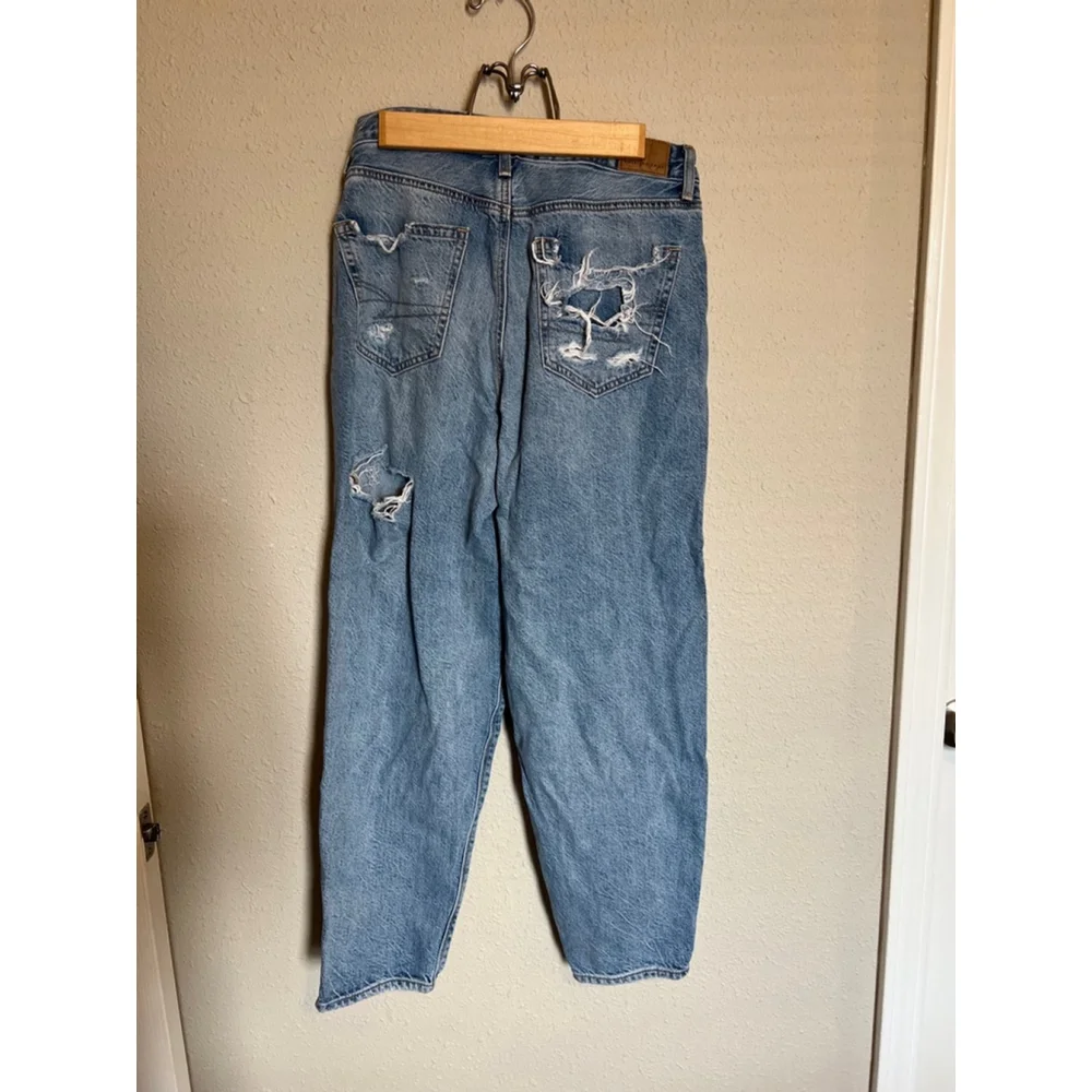 Women's Relaxed Mom American Eagle Jeans, Size 4, Light Blue - Picture 3 of 7